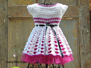 Free crochet pattern of the Isabella Dress. Designed for 12 months
