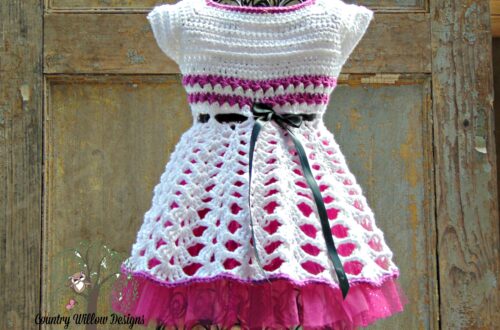 Free crochet pattern of the Isabella Dress. Designed for 12 months